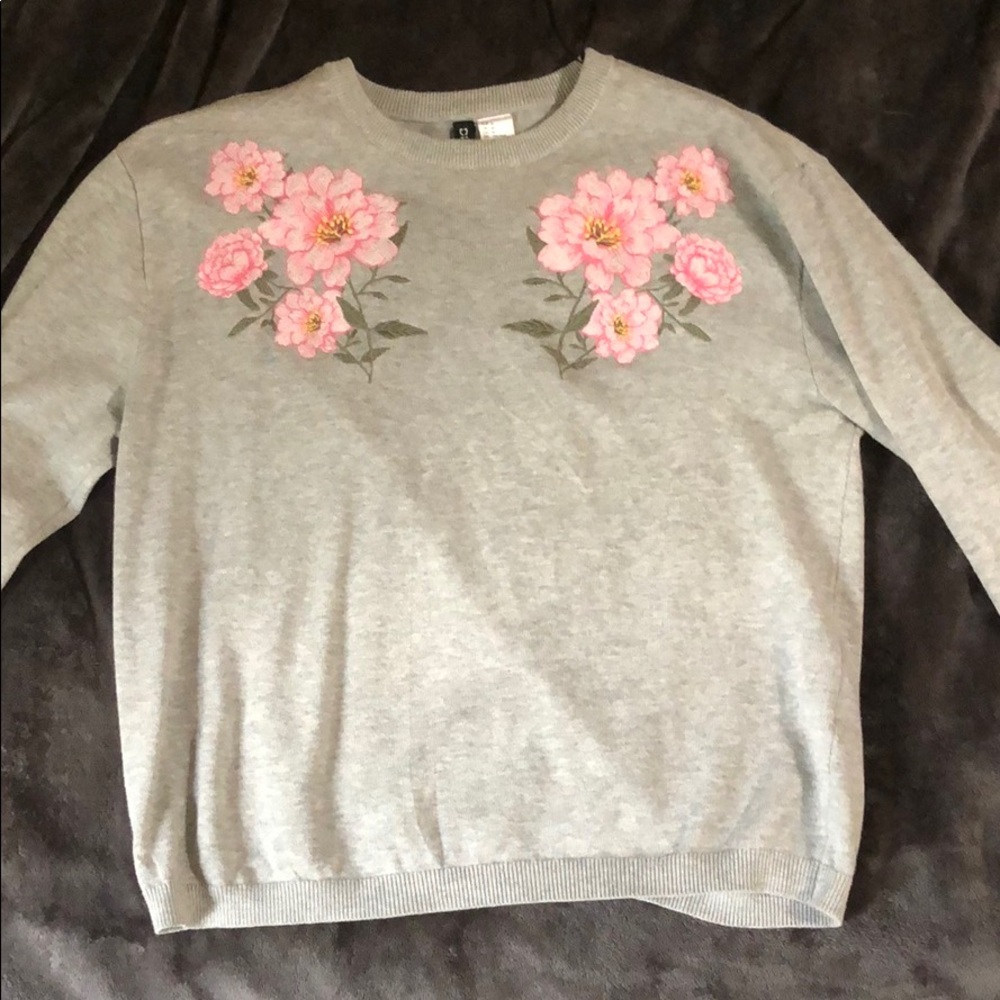 Heather gray H&M crewneck with embroidery